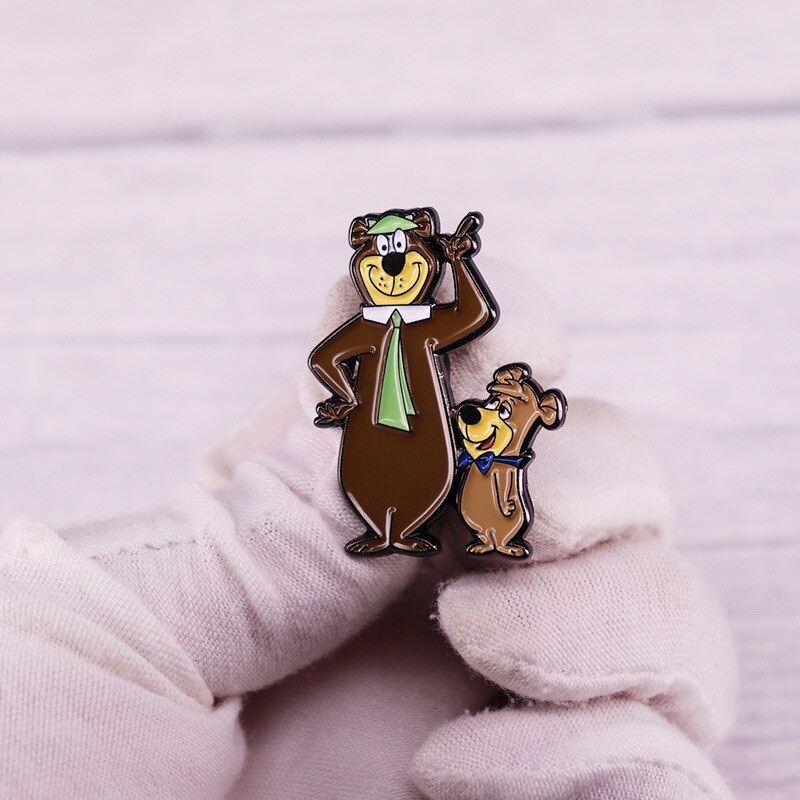 AD2063 armas karu multikas emailiga nööpnõel Reväärinõelad Prossid seljakotikollektsiooni Manga märgid Ehted Aksessuaarid