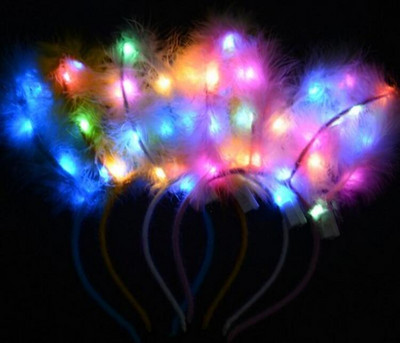 Kunstlik sulgedega poiss LED-valgustusega jänkukõrvade peapael helendav juuksepael pühadepeoks 2021. aasta jõuludeks