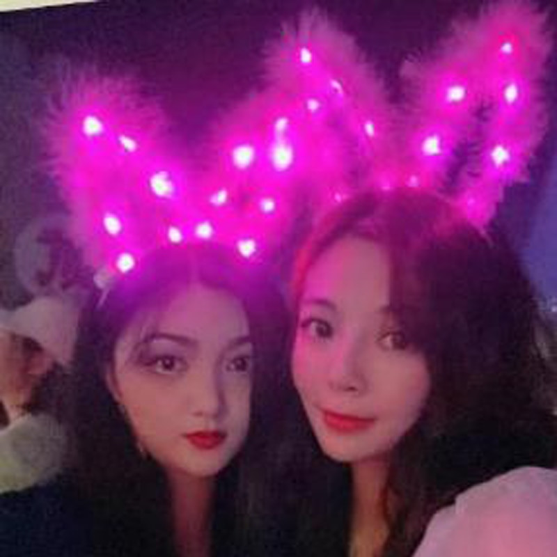 Kunstlik sulgedega poiss LED-valgustusega jänkukõrvade peapael helendav juuksepael pühadepeoks 2021. aasta jõuludeks