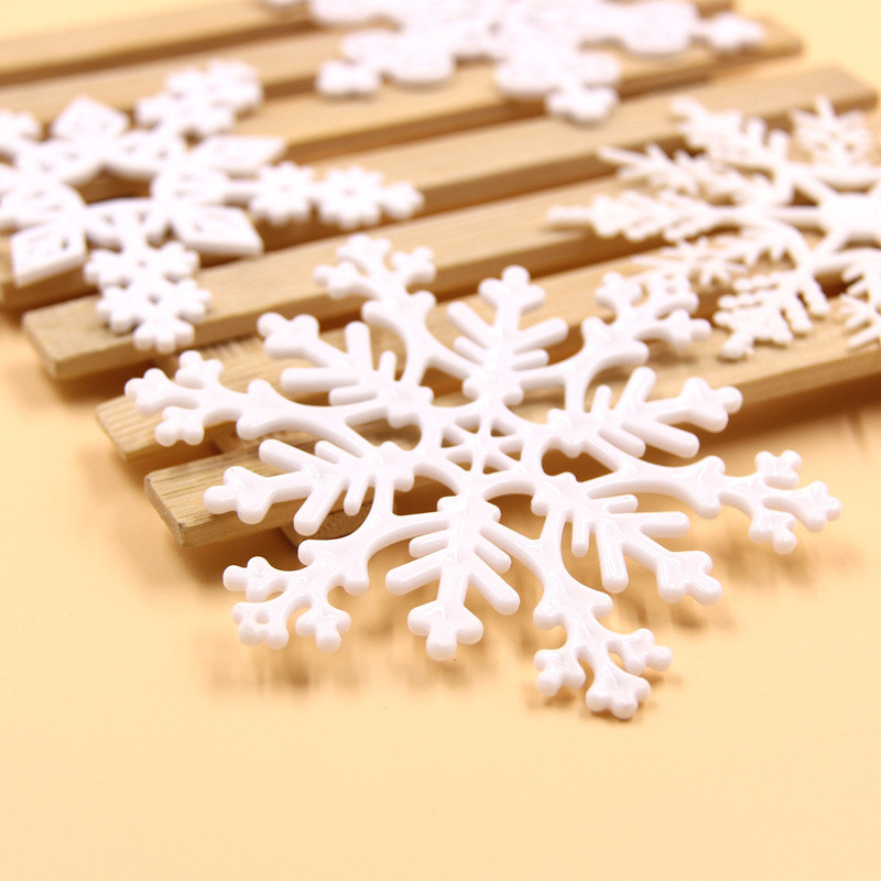 1 Опаковка Пластмасови бели снежинки Многотипови фалшиви снежинки за декорация на коледно парти Коледно дърво Висулки Декорации за прозорци