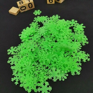 50 kom božićna svjetleća pahulja zidna naljepnica koja svijetli u mraku fluorescentna pahuljica za dom Nova godina Božićna zabava zidna naljepnica