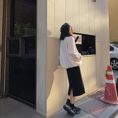 Vidēja garuma grūtnieču svārki ar šķēlumu