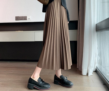 Зимна плисирана пола със средна дължина