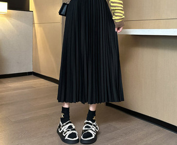 Зимна плисирана пола със средна дължина