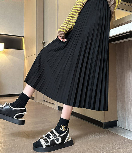 Зимна плисирана пола със средна дължина