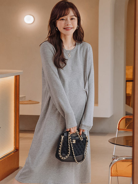 Ежедневна рокля с обло деколте за бременни