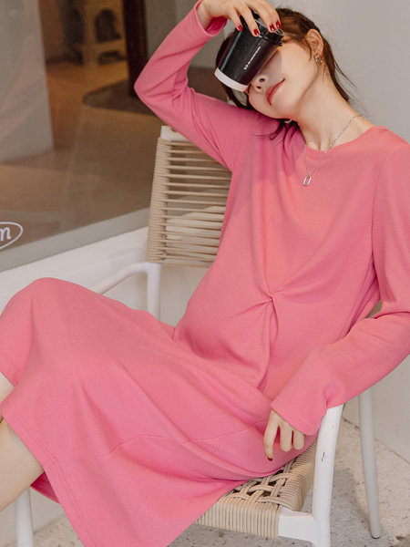 Ежедневна рокля с обло деколте за бременни