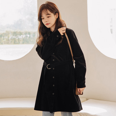 Стилна дамска рокля за бременни с класическа яка копчета и колан