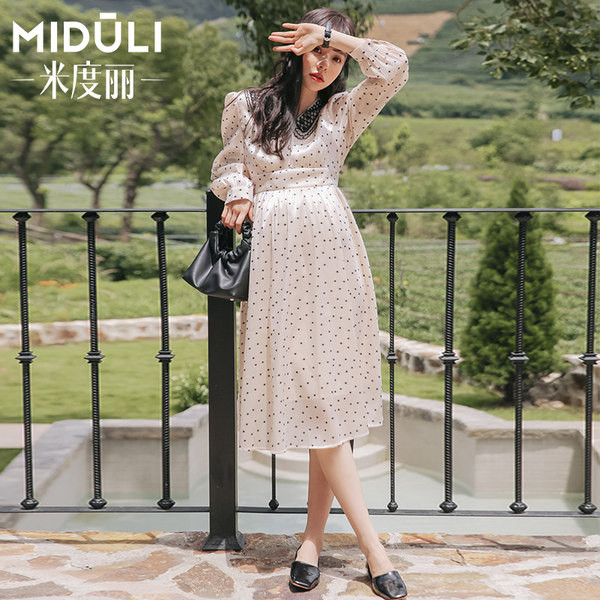 Модерна рокля за бременни с дълъг ръкав и шпиц деколте 