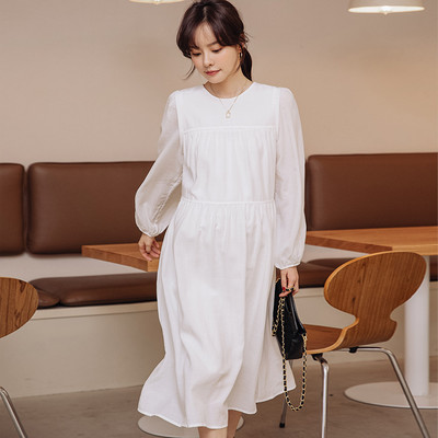 Широк модел дамска рокля с овално деколте за бременни