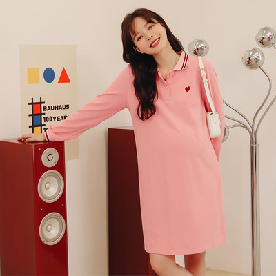 Спортна рокля за бременни с класическа яка и копчета