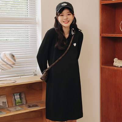 Спортна рокля за бременни с класическа яка и копчета