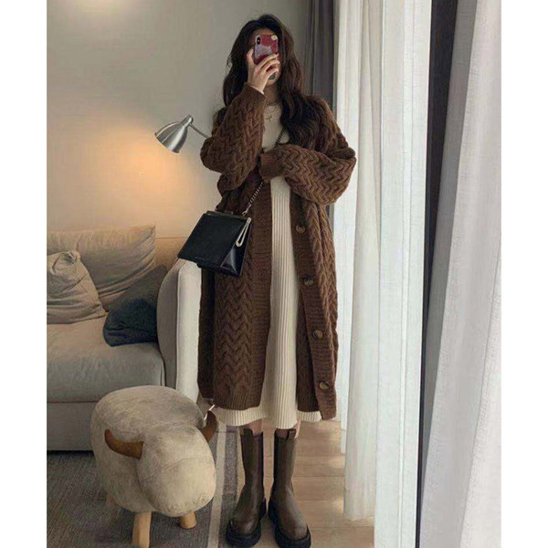 Ежедневна дамска рокля с обло деколте и дълъг ръкав