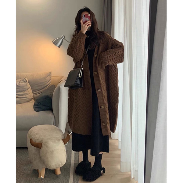 Ежедневна дамска рокля с обло деколте и дълъг ръкав