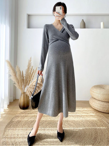 Пролетно-есенна рокля за бременни с дълъг ръкав и шпиц деколте 