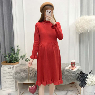 Модерна плетена рокля за бременни с овално деколте