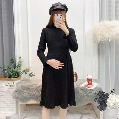 Модерна плетена рокля за бременни с овално деколте