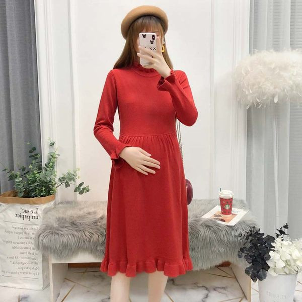 Модерна плетена рокля за бременни с овално деколте 