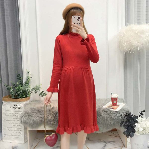 Модерна плетена рокля за бременни с овално деколте 