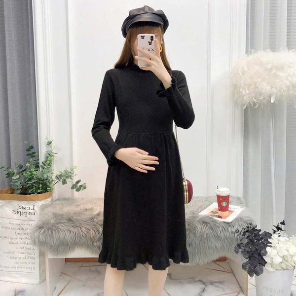 Модерна плетена рокля за бременни с овално деколте 