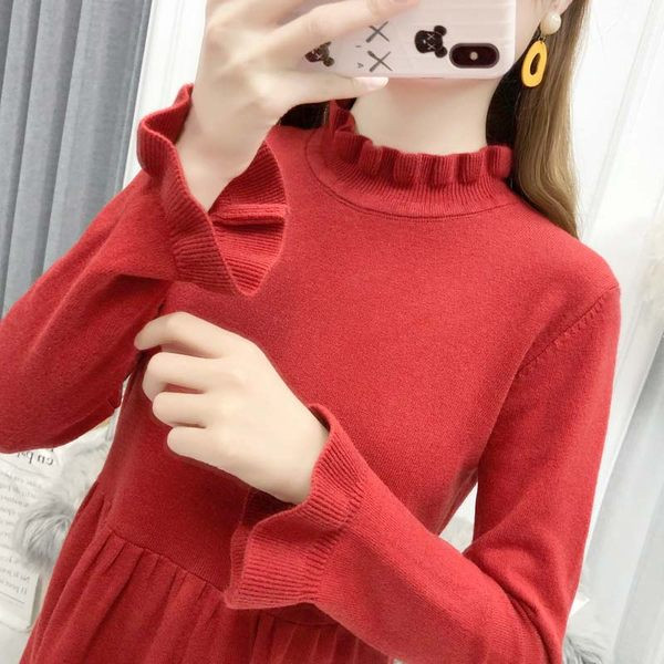 Модерна плетена рокля за бременни с овално деколте 