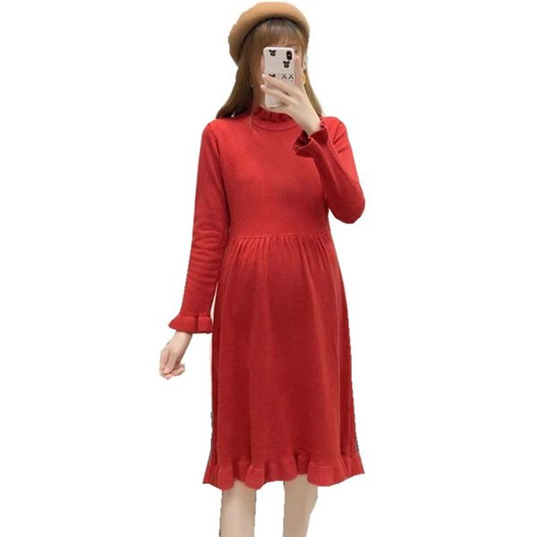 Модерна плетена рокля за бременни с овално деколте 