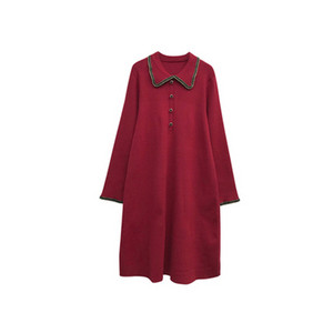 Дамска рокля с класическа яка и копчета