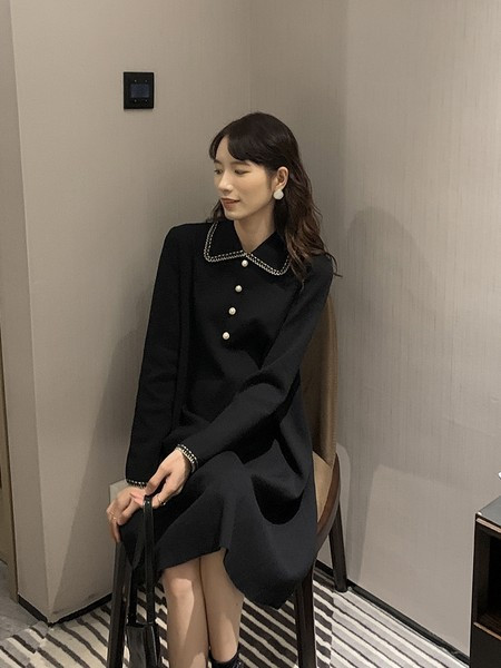 Дамска рокля с класическа яка и копчета 