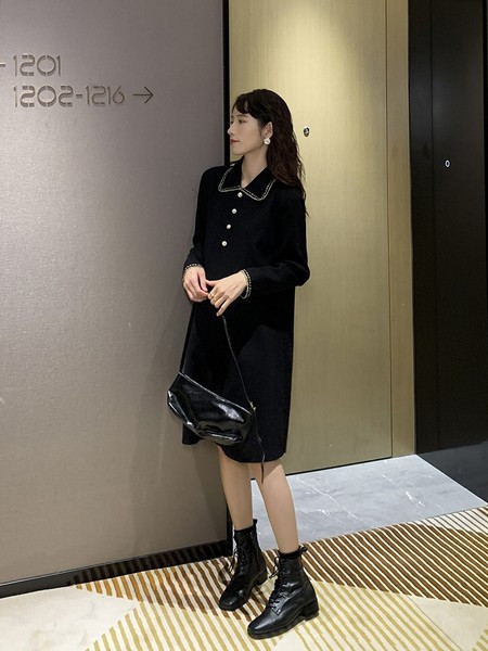 Дамска рокля с класическа яка и копчета 