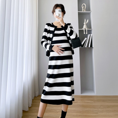 Раирана дамска рокля за бременни със средна дължина