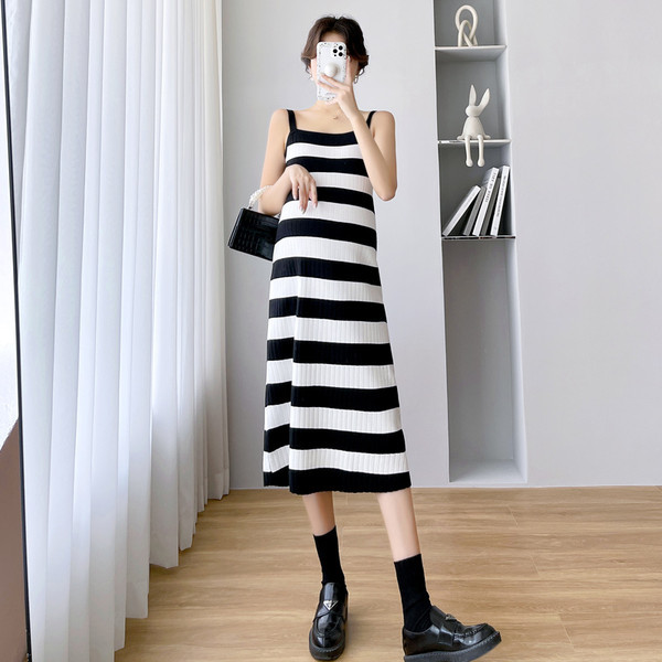 Раирана дамска рокля за бременни със средна дължина