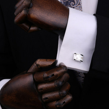 Няколко модела копчета за ръкавели в сребрист цвят