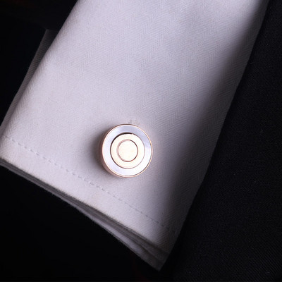 Няколко модела копчета за ръкавели в сребрист цвят