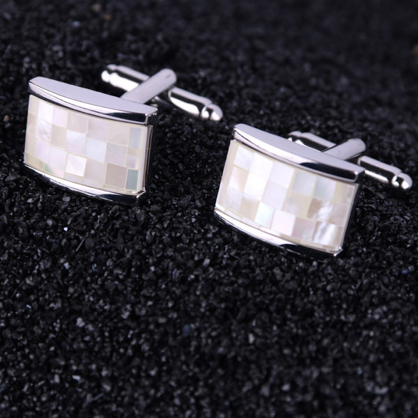 Няколко модела копчета за ръкавели в сребрист цвят