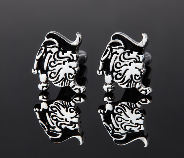 Няколко модела мъжки ръкавели в сребрист цвят