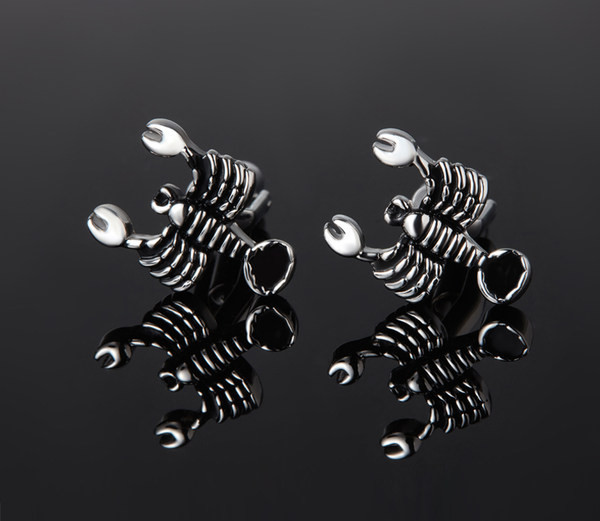 Няколко модела мъжки ръкавели в сребрист цвят