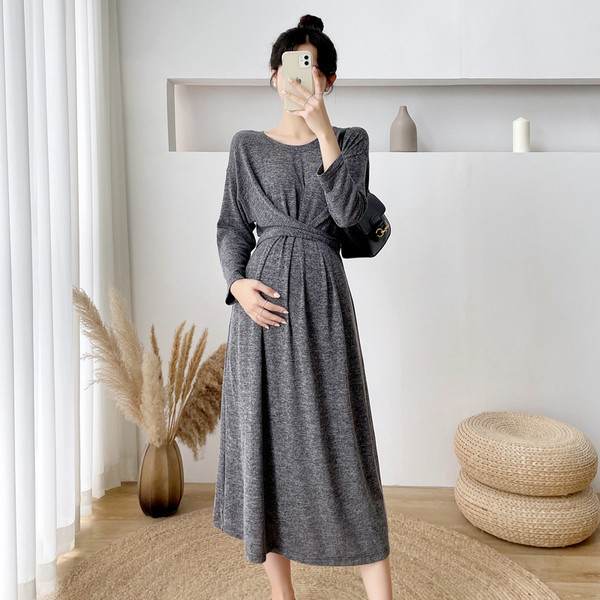 Дълга рокля за бременни с овално деколте 