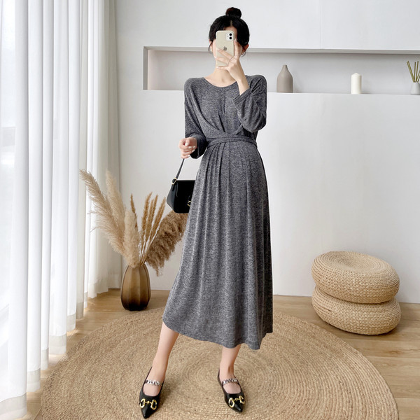 Дълга рокля за бременни с овално деколте 