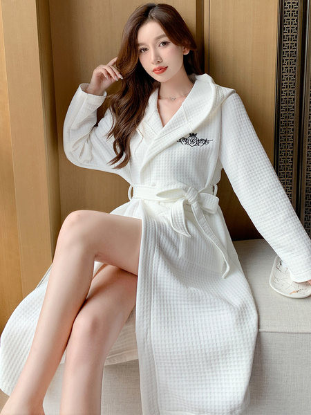 Модерен дамски халат с бродерия и колан 