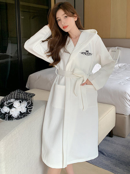 Модерен дамски халат с бродерия и колан 