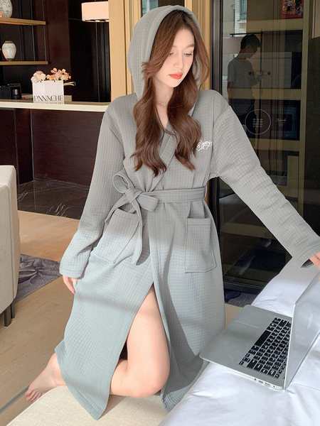 Дамски дълъг хала с джоб и бродиран надпис 