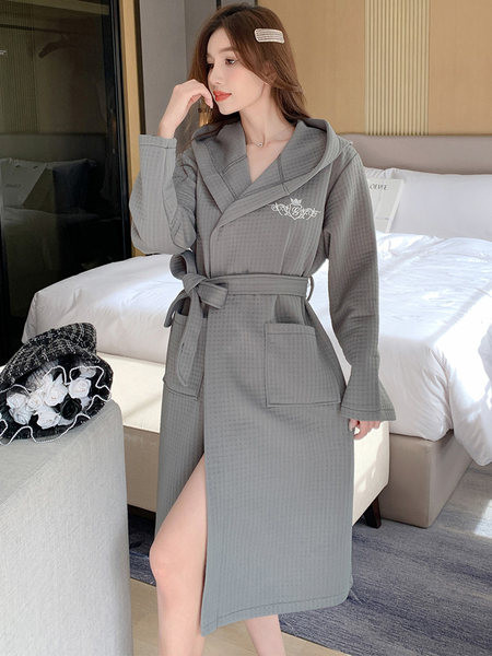 Дамски дълъг хала с джоб и бродиран надпис 