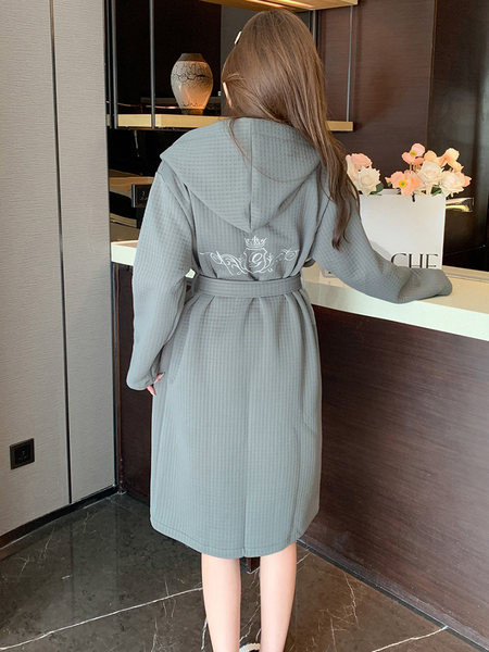 Дамски дълъг хала с джоб и бродиран надпис 