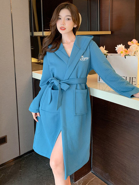 Дамски халат с качулка и бродерия 