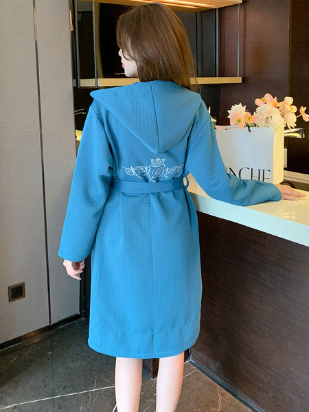 Дамски халат с качулка и бродерия 