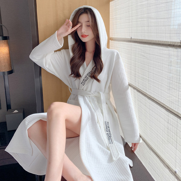 Стилен дамски халат с колан и качулка 