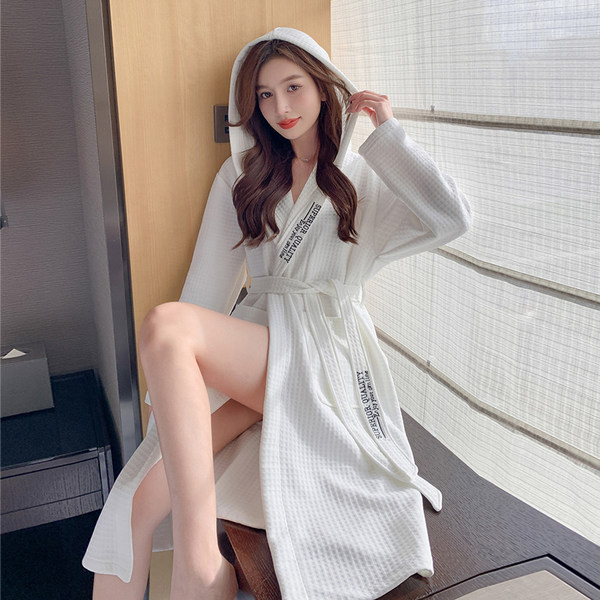 Стилен дамски халат с колан и качулка 