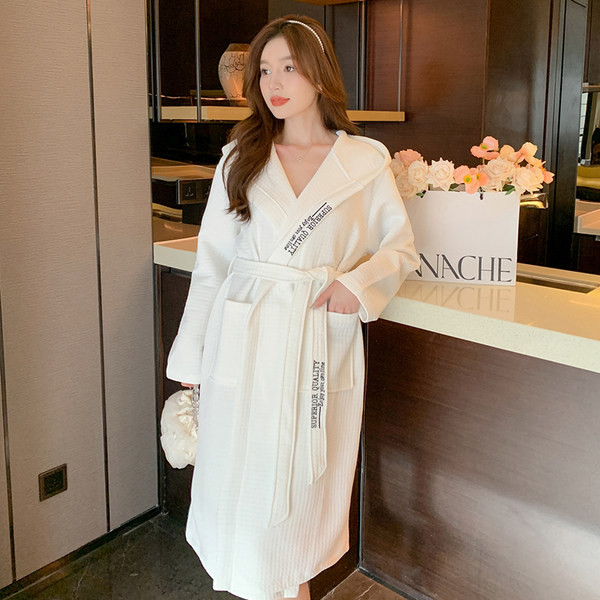 Стилен дамски халат с колан и качулка 