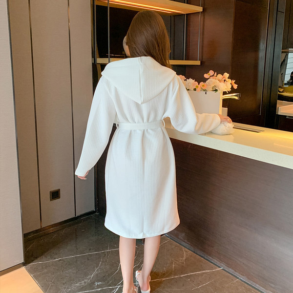 Стилен дамски халат с колан и качулка 