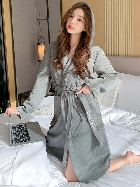 Дамски ежедневен халат с качулка и бродерия